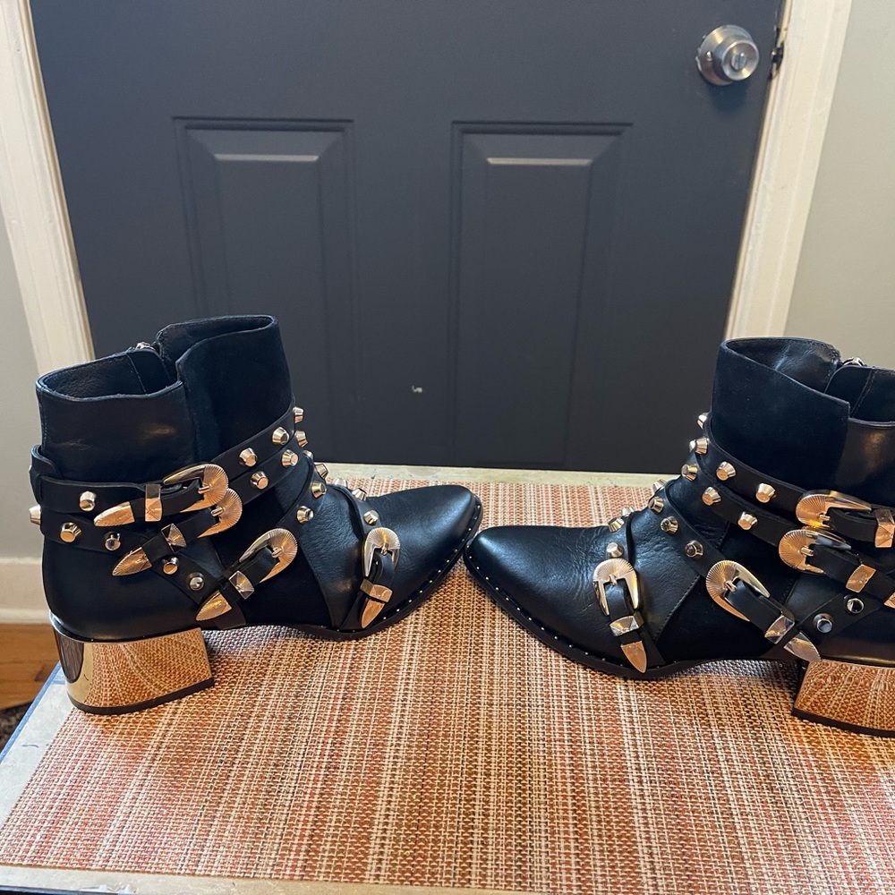 IVY KIRZHNER BOOTIE!! BRAND NEW !